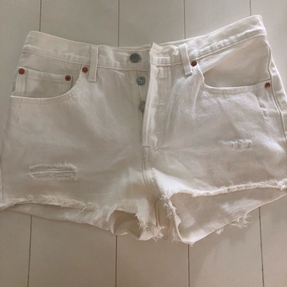 Levi’s 501 short in pearly white